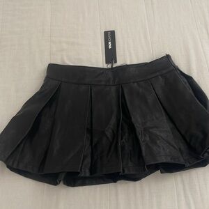 NWT Demie has learned black mini skirt in size small